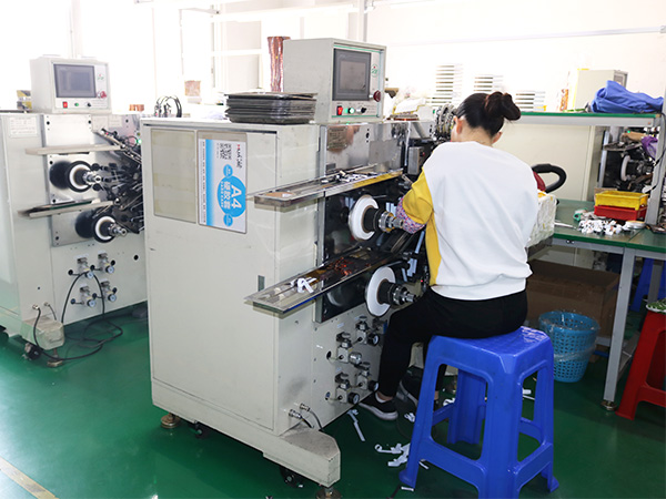 锂离子扣充电池电芯卷...