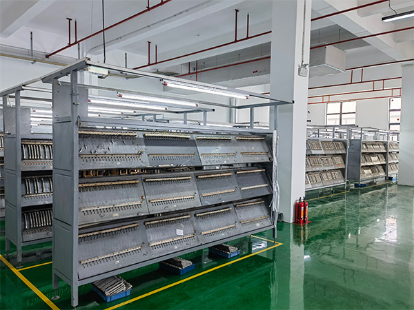 扣式镍氢电池充电车间